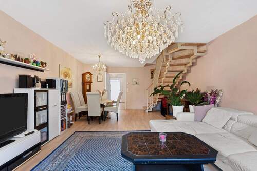 Essbereich mit der Treppe ins Obergeschoss - 4 Zimmer Reihenmittelhaus in Hamburg