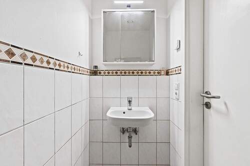 Gäste-WC im Eingangsbereich - 