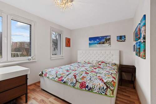 Obergeschoss: Großzügiges Schlafzimmer........ - 