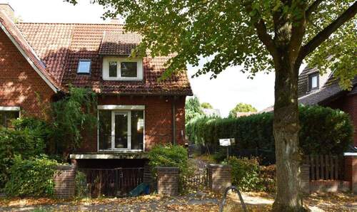 Haus Front.jpg - Doppelhaushälfte zur Sanierung in ruhiger Wohnlage