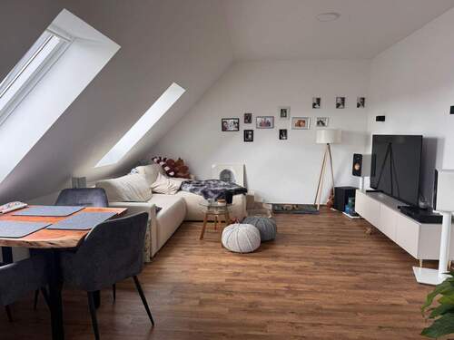 Wohnzimmer - Nachmieter für helle, gemütliche Dachgeschoss- Wohnung gesucht