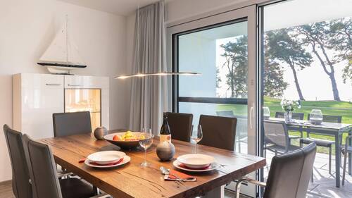 Esstisch mit Blick auf Terrasse.jpg - 