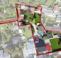 Gepflegtes 3.290 m² großes Grundstück, bebaut mit einem Einfamilienhaus, einer Doppelhaushälfte, Pool, Gewächshaus und weiteren Gebäuden - Berlin Rosenthal