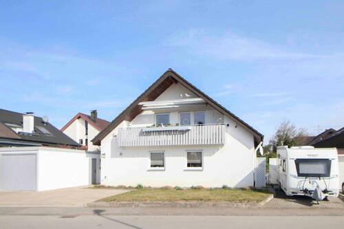 Außenansicht - Viel Platz für Familie oder Mehrgenerationen: Haus mit Garten, Loggia und Stellplatzmöglichkeiten