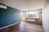 Wohnzimmer mit Zugang zur Loggia - Modernisierte 3-Zimmer-Wohnung im Englischen Viertel