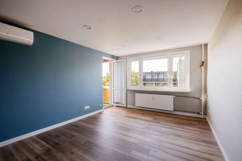 Wohnzimmer mit Zugang zur Loggia - Modernisierte 3-Zimmer-Wohnung im Englischen Viertel