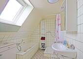 Badezimmer im Dachgeschoss - 