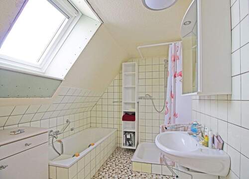 Badezimmer im Dachgeschoss - 
