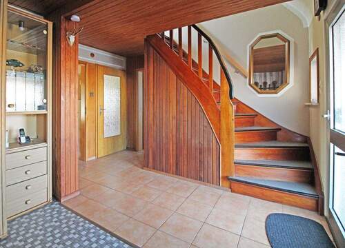 Eingangsbereich mit Treppenaufgang - 