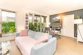 Wohnzimmer - Neuwertige Erdgeschosswohnung mit Garten - inkl. TG Stellplatz