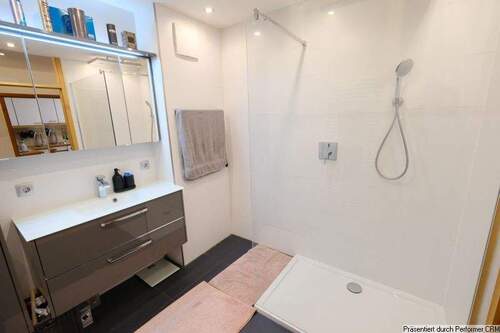 Bad mit Waschtisch und Badmöbel - 