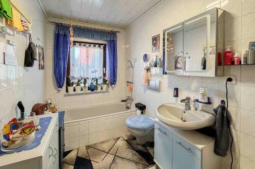 Badezimmer EG - 5 Zimmer Einfamilienhaus in Teutschenthal