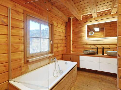 Modernes Bad mit Dusche, Badewanne und Doppelwaschbecken - 