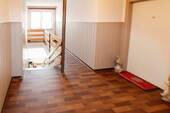 Flur zur Wohnung ins OG. - 