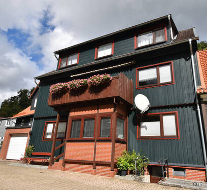 Vorderansicht - Sehr gepflegtes Ein- Zweifamilienhaus mit Garage, kl. Innenhof und Garten in ruhiger Lage