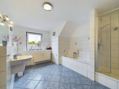 Badezimmer - Etagenwohnung mit 89,00 m² in Husum zur Miete