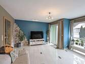 Schönes Wohnzimmer mit großen Fenstern zum Garten - 4 Zimmer Reihenmittelhaus zum Kaufen in Leonberg
