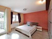 Helles, großes Schlafzimmer mit Balkonzugang und viel Platz im 1.OG - 4 Zimmer Reihenmittelhaus in Leonberg
