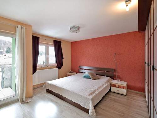 Helles, großes Schlafzimmer mit Balkonzugang und viel Platz im 1.OG - 4 Zimmer Reihenmittelhaus in Leonberg