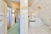 Teilansicht Flur / Badezimmer - 