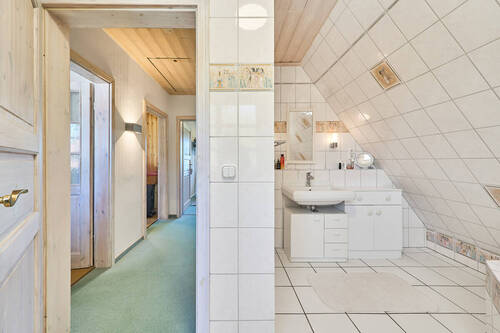 Teilansicht Flur / Badezimmer - 