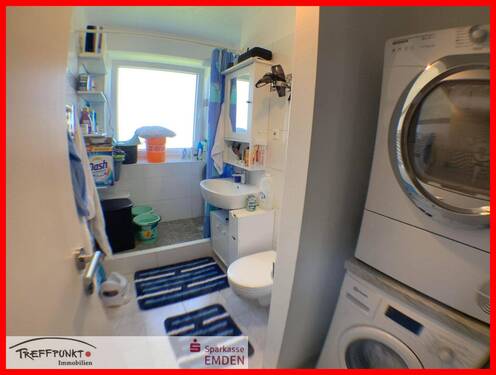 Tageslichtbadezimmer mit Dusche - Etagenwohnung mit 65,90 m&sup2; in Emden zum Kaufen