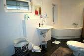 Badezimmer mit Badewanne ... - 