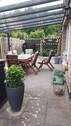 Terrasse mit neuwertiger solider Überdachung - 