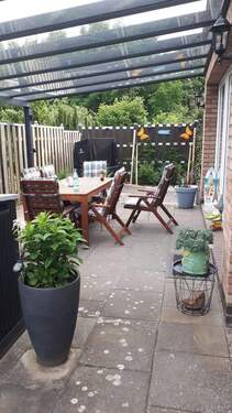 Terrasse mit neuwertiger solider Überdachung - 