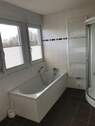 Bad mit Wanne, Fenster und Dusche - 