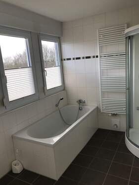 Bad mit Wanne, Fenster und Dusche - 