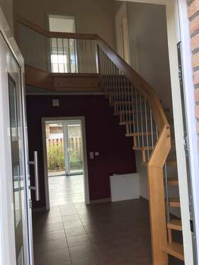 Diele mit Treppe zum OG - 