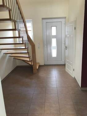 Diele mit Treppe zum OG - 