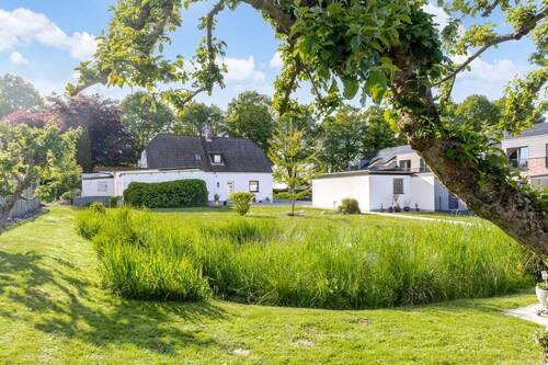 ... mit Blick auf das Haus und den Garten - 