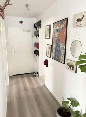 Flur Bild 2 - (KI generiert) - 