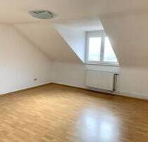 Röpke + Partner Immobilien: Kleine, gemütliche 4-Zimmer-Dachgeschosswohnung ohne Balkon in angenehmer Nordstadtlage! - Pforzheim
