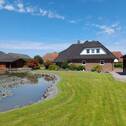 Ansicht Süden und Gartenteich - Sehr gepflegtes Einfamilienhaus für den gehobenen Anspruch auf einem Traumgrundstück in Elsfleth