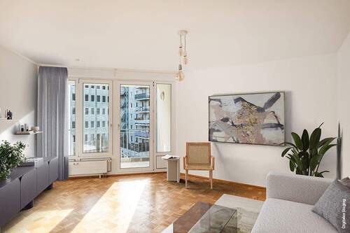 Wohnzimmer mit Zugang zur Loggia - 2 Zimmer Etagenwohnung zum Kaufen in Berlin