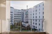Blick von der Loggia in den Innenhof - Etagenwohnung mit 53,00 m&sup2; in Berlin zum Kaufen
