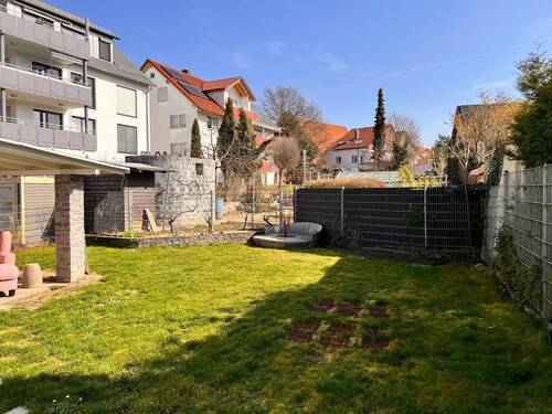 Garten - + Einfamilienhaus (DH) mit großem Garten - PKW-Stellplatz - überdachte Terrasse & Balkon +