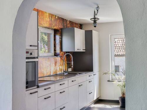 Blick vom Esszimmer in die Küche - 