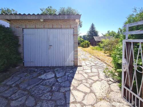 Grundstückszufahrt mit Garage in Holzständerbauweise - Grundstück zum Kaufen in Erkner
