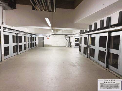 Blick in die Tiefgarage - Garage, Stellplatz in München