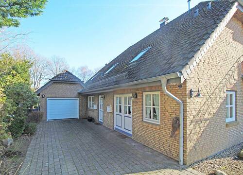 Seitenansicht mit Hauseingängen und Garage - 6 Zimmer Einfamilienhaus in Bad Segeberg