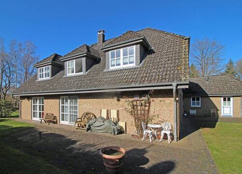 Seitenansicht mit Terrasse - Einfamilienhaus mit 207,00 m&sup2; in Bad Segeberg zum Kaufen