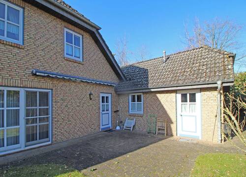 Rückansicht mit Nebeneingangstür + Abstellraum - 