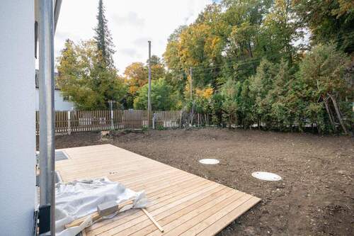 mit weitläufigem Garten - 