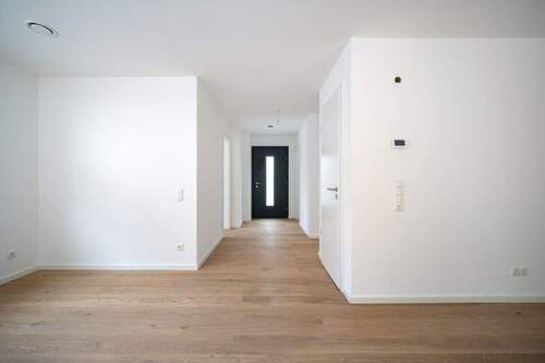 Blick zum Eingang - 7 Zimmer Einfamilienhaus in Gauting