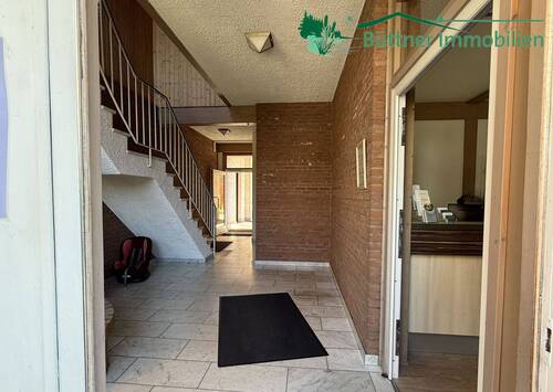 Eingangsbereich und Treppenhaus - Mehrfamilienhaus, Wohnhaus in Jüterbog