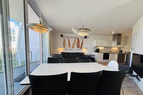 Wohn- und Essbereich mit Blick auf die Terrasse - 